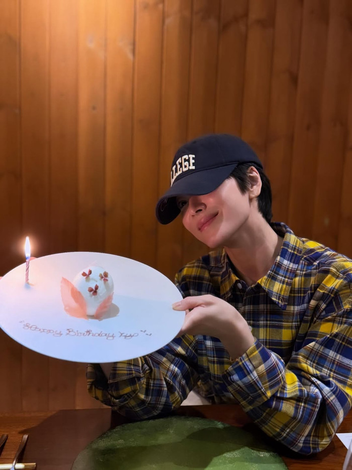 Song Hye Kyo vui vẻ khoe bữa tiệc sinh nhật do bạn chuẩn bị. Ảnh: IGNV