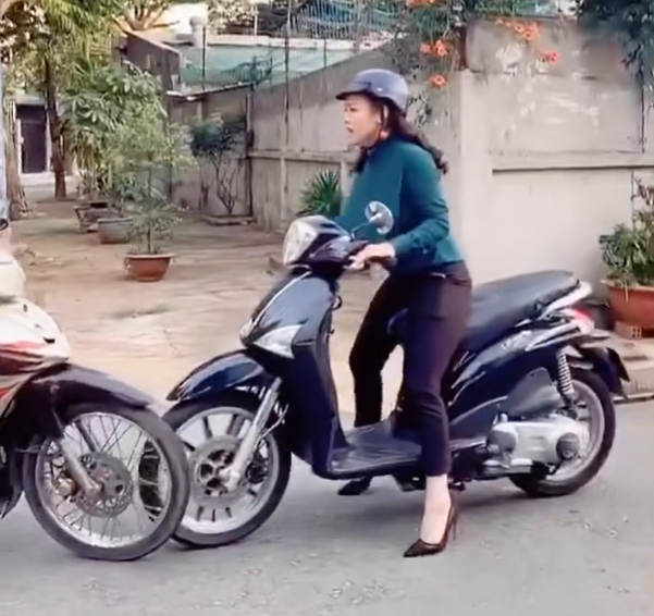 Nhật Kim Anh từng khiến khán giả thích thú bởi hình ảnh cô lái chiếc xe máy có thiết kế tinh tế, sang trọng mang đậm chất Ý. Ảnh chụp màn hình&nbsp;