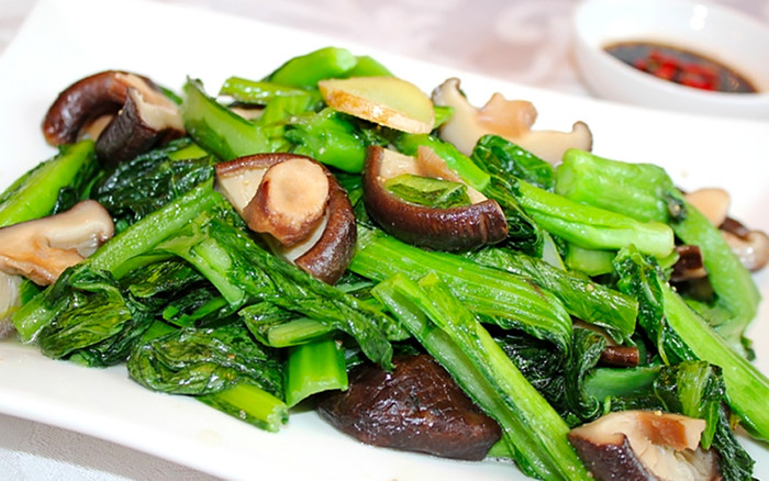 Chế độ ăn có nhiều rau xanh góp phần duy trì sức khỏe, tăng tuổi thọ. (Ảnh minh họa từ Internet)