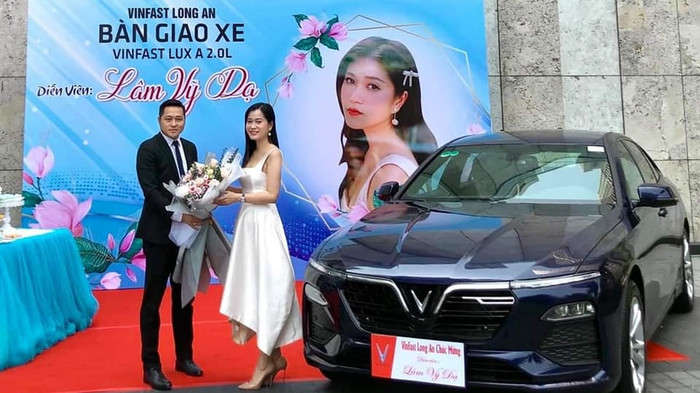 Lâm Vỹ Dạ trong ngày bàn giao chiếc xe 900 triệu.