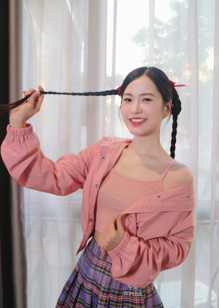 Lâm Vỹ Dạ sở hữu chiếc xe 900 triệu. Ảnh: FBNV