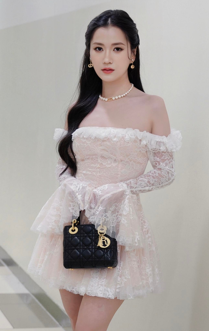 Lâm Vỹ Dạ lựa chọn chiếc xe 900 triệu đồng. Ảnh: FBNV