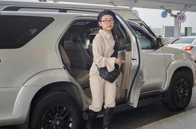 Hình ảnh Phương Mỹ Chi bước xuống từ chiếc xe 1 tỷ đồng.