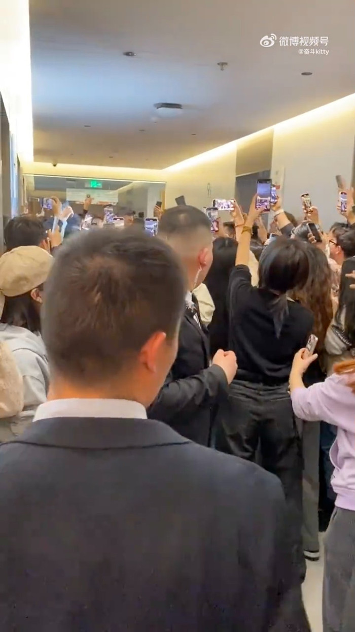 Nữ ca sĩ 71 tuổi bị kẻ lạ đột nhập vào phòng khách sạn, thực hiện hành vi biến thái Ảnh 6