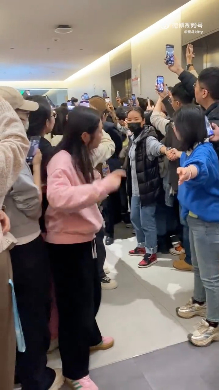 Nữ ca sĩ 71 tuổi bị kẻ lạ đột nhập vào phòng khách sạn, thực hiện hành vi biến thái Ảnh 5