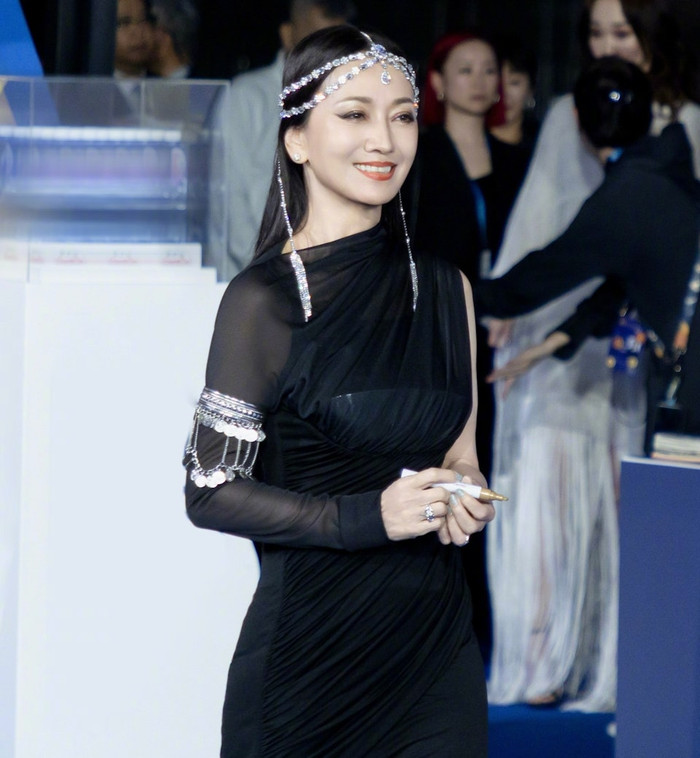 Nữ ca sĩ 71 tuổi bị kẻ lạ đột nhập vào phòng khách sạn, thực hiện hành vi biến thái Ảnh 3