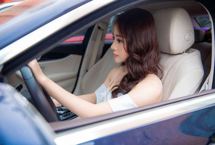 Mercedes E300 AMG – phương tiện quen thuộc của Phương Oanh khi xuất hiện trước công chúng