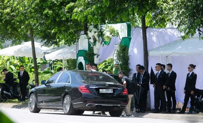 Maybach S600 - tâm điểm chú ý trong lễ ăn hỏi của Phương Oanh