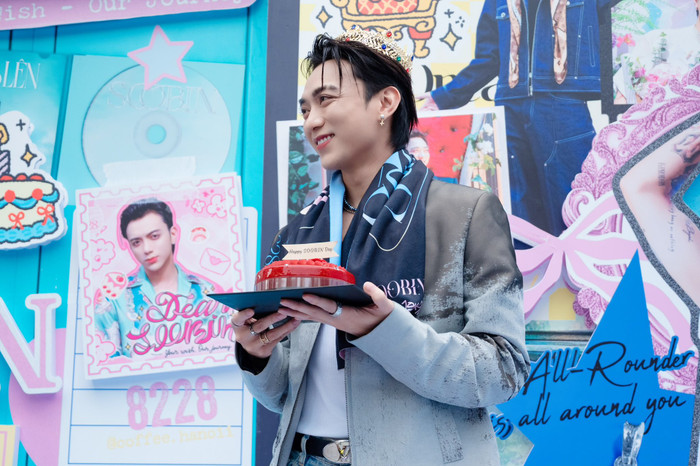 Nam ca sĩ 9x luôn thể hiện sự cởi mởi, khéo léo khi gặp người hâm mộ. Ảnh: FBNV