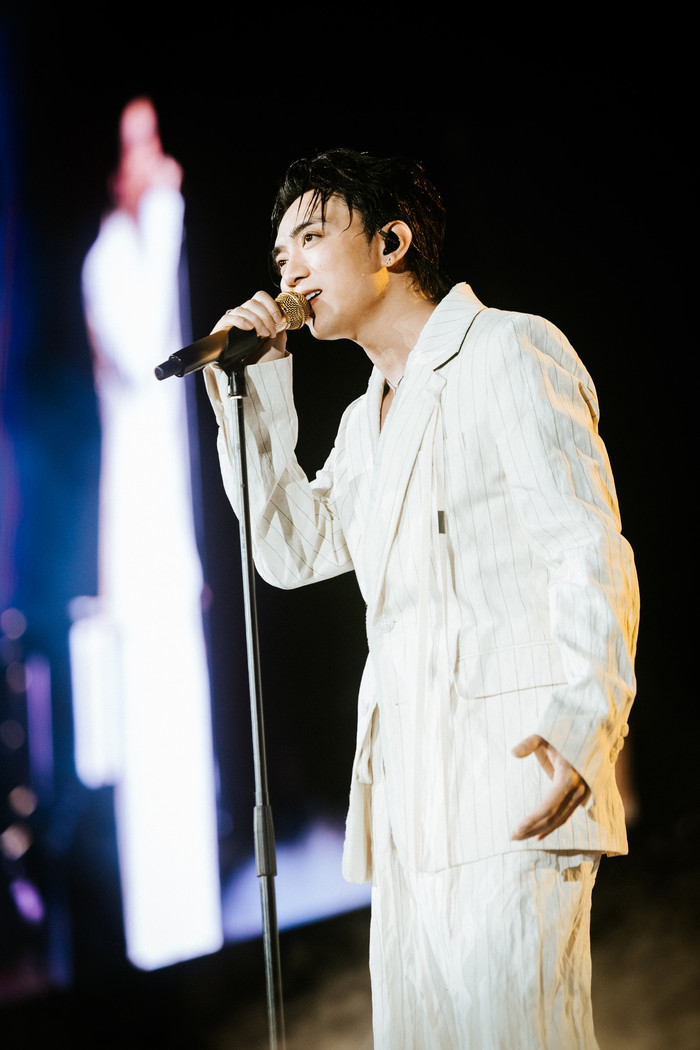 Nam ca sĩ Soobin nỗ lực biểu diễn tại đêm nhạc diễn ra vào ngày 29/11 trước khi gặp loạt sự cố sức khoẻ. Ảnh: FBNV
