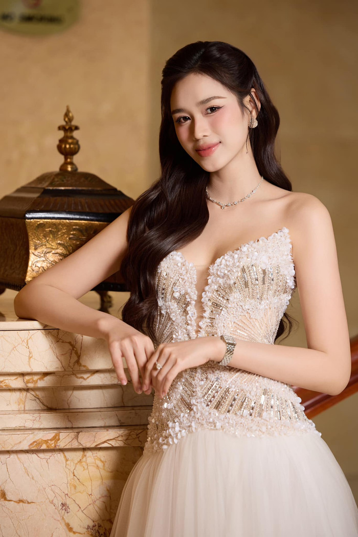 Xịt khoáng này giúp làn da của Đỗ Thị Hà luôn trong trạng thái mướt mịn, rạng rỡ