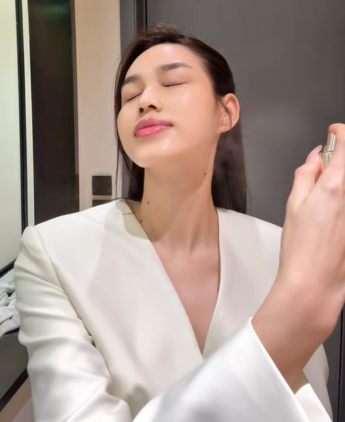 Đỗ Thị Hà ưu tiên sử dụng xịt khoáng 200 nghìn, vừa tiện lợi, vừa mang lại hiệu quả tức thời. Ảnh chụp màn hình