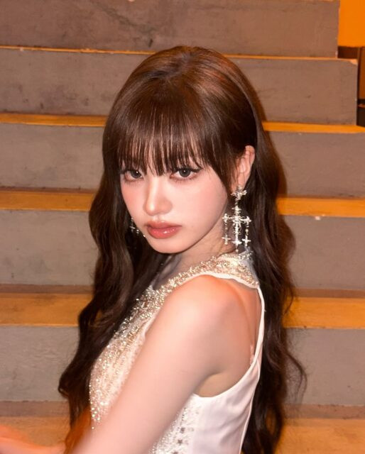 Nữ ca sĩ gây tranh cãi vì bôi 'kem trộn' lố tay lên sân khấu Ảnh 1