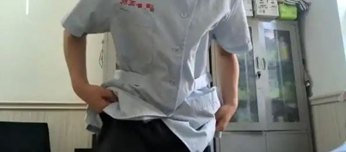 Nữ điều dưỡng bị quay lén cảnh thay đồ, danh tính thủ phạm gây phẫn nộ Ảnh 1