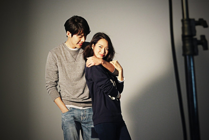 Shin Min Ah và Kim Woo Bin sẽ chính thức về chung một nhà bằng lễ cưới riêng tư vào hôm nay 20/12.
