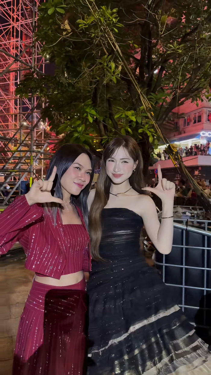 Hòa Minzy và Mỹ Tâm vui vẻ tạo dáng. Ảnh: Tuyền Rose