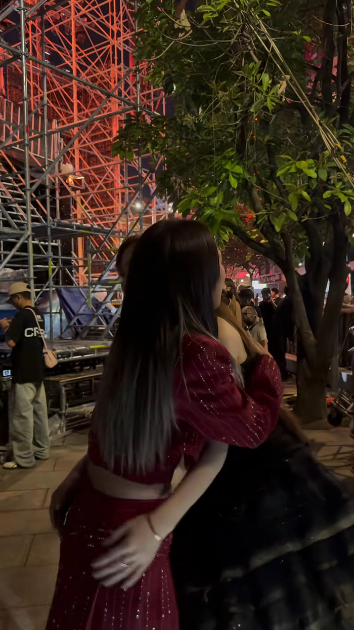 Hòa Minzy nói lời cảm ơn với Mỹ Tâm trước khi rời đi. Ảnh: Tuyền Rose