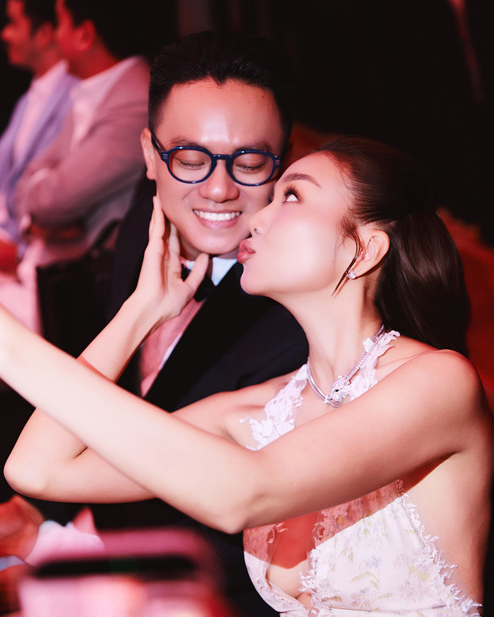 Cả hai liên tục có những cử chỉ ngọt ngào khiến ai chứng kiến cũng phải trầm trồ khen ngợi.