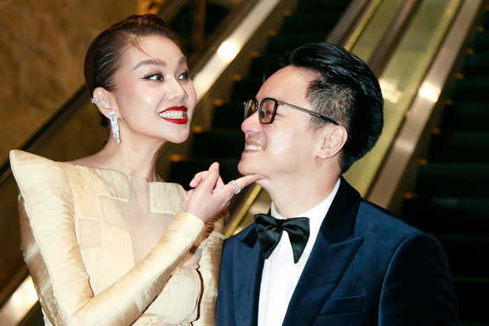 Chồng Thanh Hằng hiếm hoi 'hộ tống' vợ dự sự kiện, loạt hành động khiến dân tình khen ngợi hết lời Ảnh 4