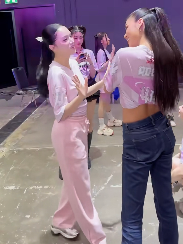 Hương Giang cười tươi rói khi tham gia hoạt động của MGI sáng 20/12. Ảnh chụp màn hình