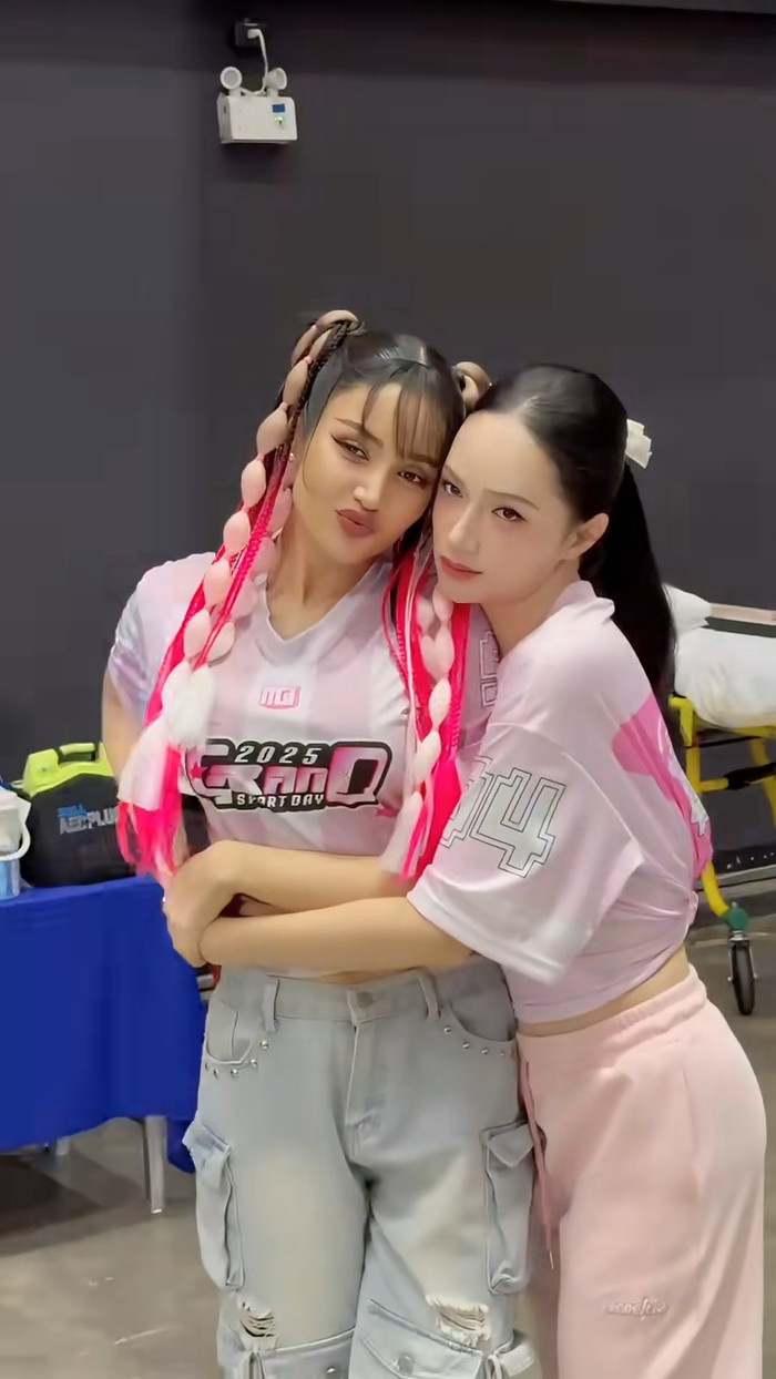 Hương Giang và Veena vui vẻ chụp ảnh cùng nhau. Ảnh chụp màn hình