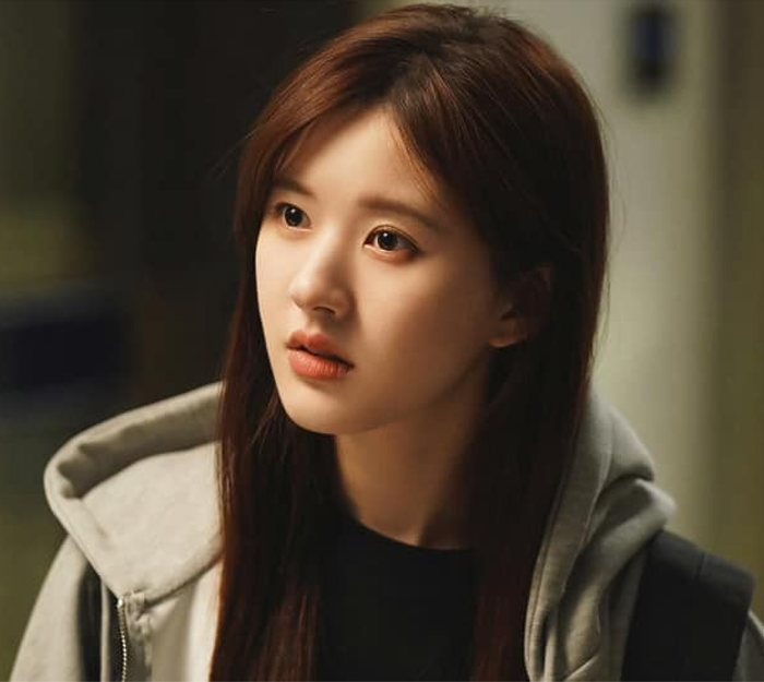 Triệu Lộ Tư hóa thân thành cô gái trẻ đại diện cho thế hệ mới, mang tinh thần tích cực và giàu năng lượng.