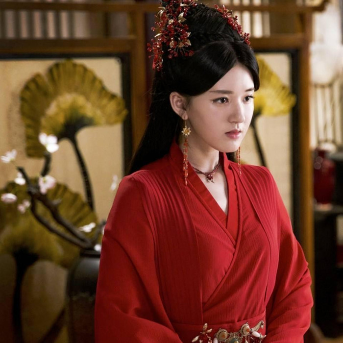 Trong phim xuyên không đề tài ẩm thực, Triệu Lộ Tư vào vai Liễu Y Y mong manh, dịu dàng, xây dựng hình ảnh cổ trang trong trẻo, dễ gây thiện cảm.