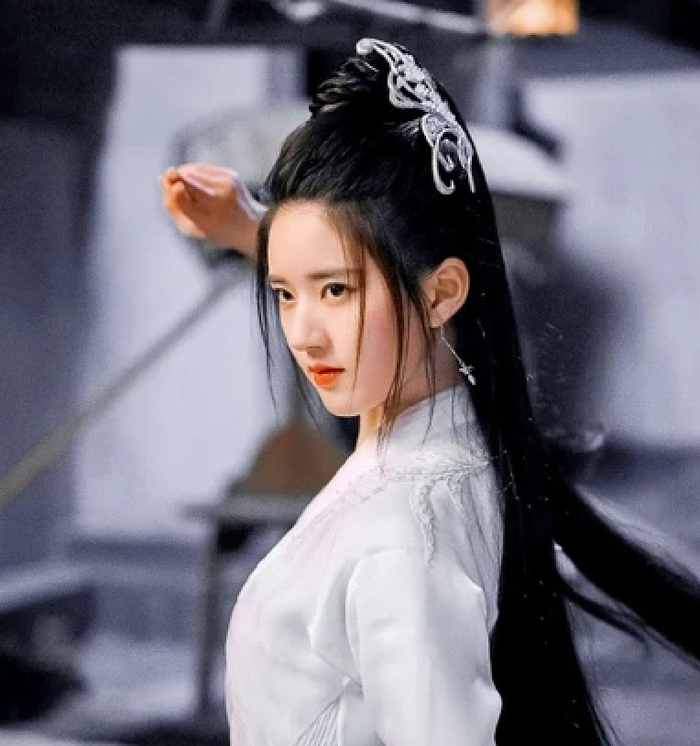 Vai nữ hiệp Bạch Phong Tịch cho thấy hình ảnh nữ cường mạnh mẽ, khác biệt so với các vai trước đó.