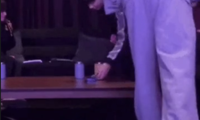 Jungkook bị phát hiện sử dụng thuốc lá điện tử, hành động của Jin gây xôn xao Ảnh 3