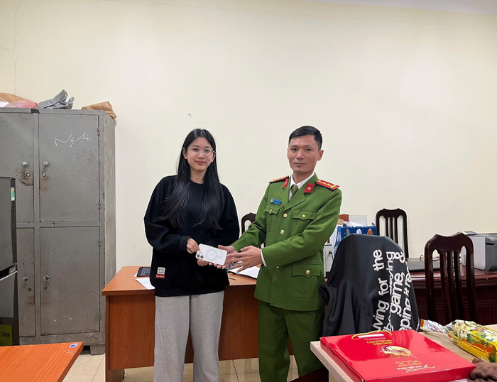 Chị Thảo vui mừng nhận lại tài sản đánh rơi. Ảnh: Công an TP Hà Nội