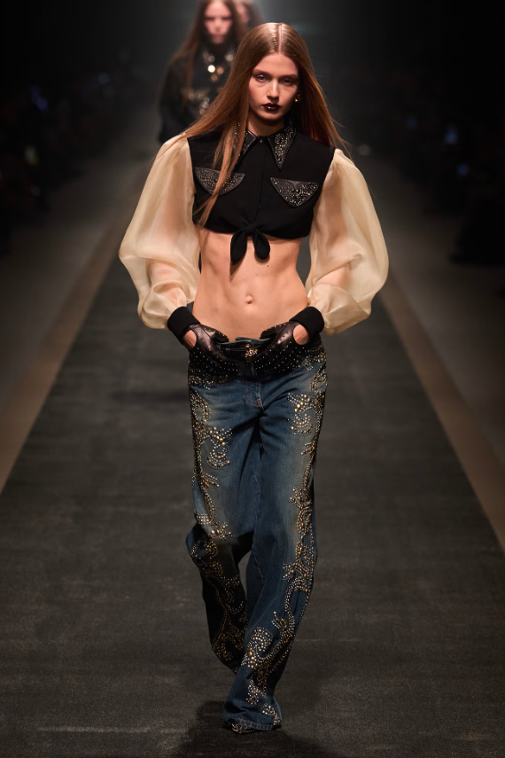 Các họa tiết đính đá kéo dài từ phần eo cùng chi tiết tua rua bắt sáng theo từng bước di chuyển tạo nên hiệu ứng thị giác ấn tượng. Ảnh: Elle