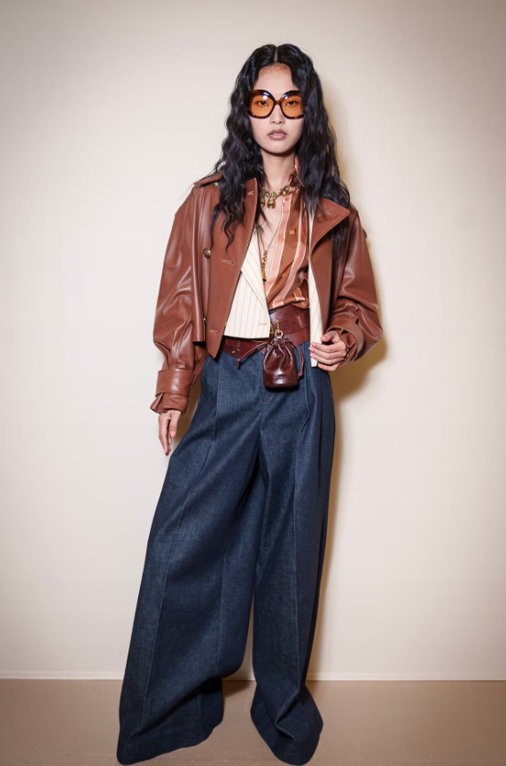 Zimmermann nâng tầm dáng quần ống rộng bằng chi tiết đường ly trước được xử lý chỉn chu. Ảnh: Elle