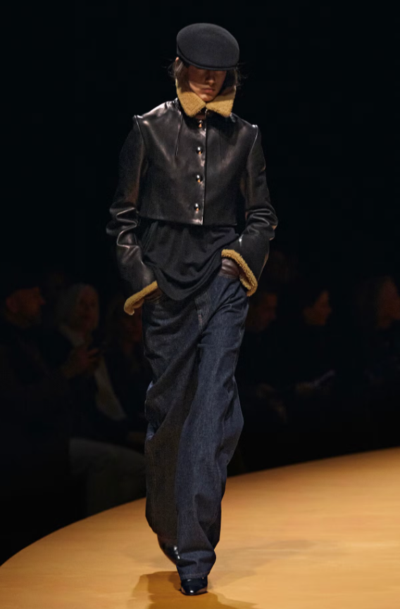 Trong khi Khaite lựa chọn cách tiếp cận tinh tế hơn với chất liệu denim wash tối màu sang trọng. Ảnh: Elle