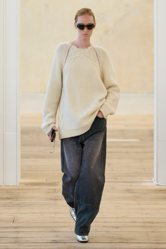 Trên các sàn diễn, những đường chỉ may nổi, nếp ly và chi tiết đường ráp trở thành điểm nhấn đáng chú ý.&nbsp;Ảnh: Elle