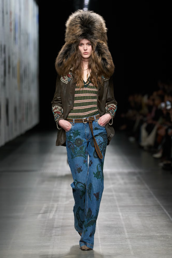 Tại Milan, Etro trình làng các thiết kế được tô điểm cầu kỳ bằng loạt chi tiết bắt mắt. Ảnh: Elle