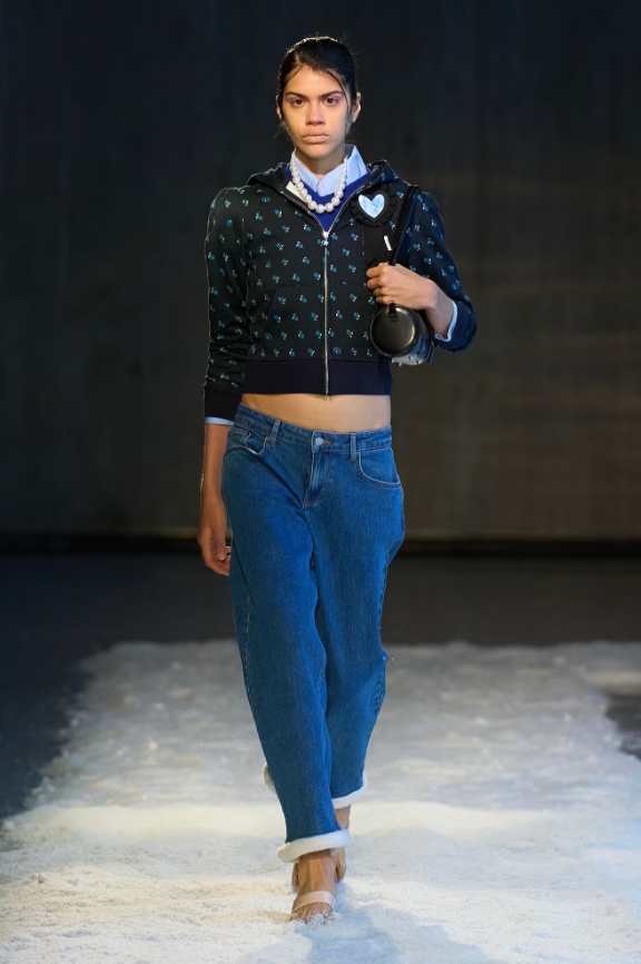 Gấu quần phá cách đang trở thành điểm nhấn giúp làm mới denim, từ chi tiết gấu lông của Sandy Liang đến kiểu gấu bản lớn cá tính của Baum und Pferdgarten. Ảnh: Elle