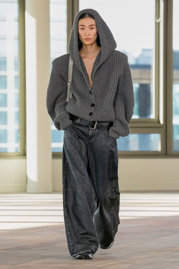 Tại Paris, Stella McCartney khai thác phong cách lấy cảm hứng từ trang phục thợ mộc với đường chỉ tương phản ở phần gối. Ảnh: Elle