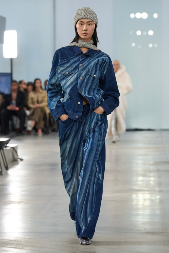 Giuseppe Di Morabito mang đến tại Milan bộ trang phục tie-dye toàn diện đậm chất phóng khoáng. Ảnh: Elle