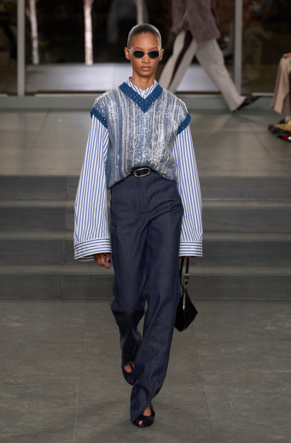 Dù có nhiều biến tấu mới, jeans cạp cao dáng cổ điển vẫn được khẳng định là lựa chọn bền vững, từ Tory Burch tại New York đến Marine Serre ở Paris. Ảnh: Elle