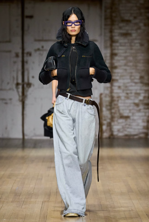 Mùa này, Coach mang đến tại New York phom dáng denim rộng rãi, mềm mại, được nhấn bằng thắt lưng tạo cảm giác phóng khoáng đặc trưng. Ảnh: Elle