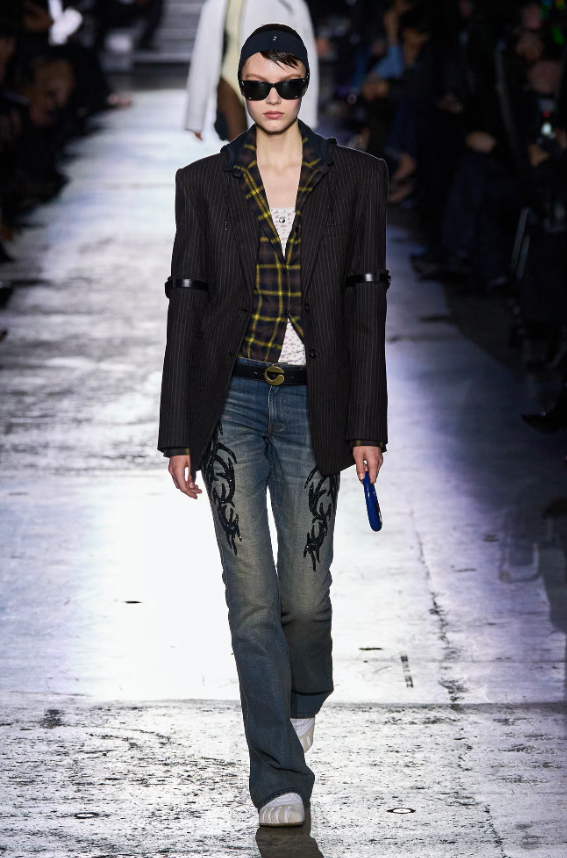 Bên cạnh đó, thêu trang trí cũng ghi dấu mạnh mẽ: trên sàn diễn Paris, Coperni gây chú ý với những đường thêu nổi bật.&nbsp;Ảnh: Elle