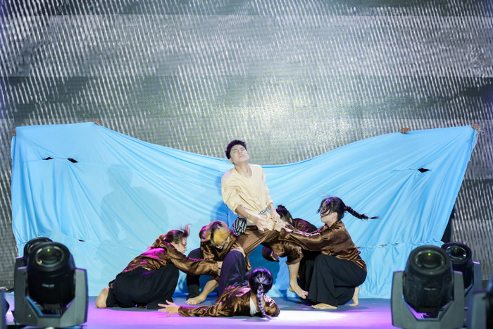 Những sân chơi nghệ thuật học đường không chỉ giúp sinh viên lưu giữ kỷ niệm mà còn giúp các bạn tìm thấy niềm đam mê, sự nghiêm túc với con đường nghệ thuật trong tương lai.