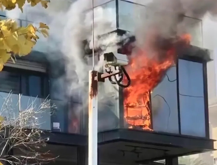 Con trai đốt giấy làm cháy phòng biệt thự gần 3 tỷ đồng, phản ứng của người cha gây bất ngờ Ảnh 1