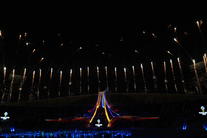 Pháo hoa rực rỡ trên bầu trời Thái Lan.