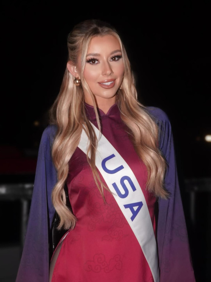 Người đẹp 22 tuổi có 4 bằng đại học.