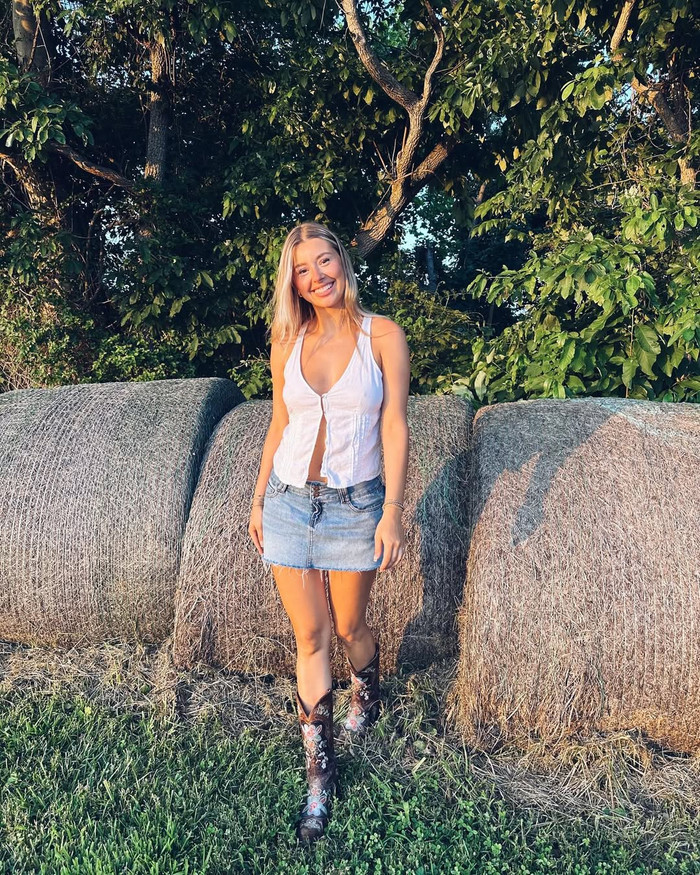 Người đẹp 22 tuổi sở hữu vẻ đẹp hiện đại, năng động.