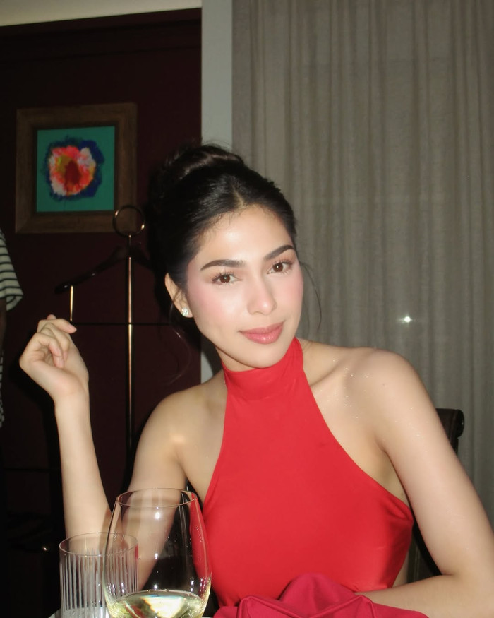 Chelsea ở ngoài đời đặc biệt ưa chuộng phong cách thời trang gợi cảm. Ảnh: IGNV