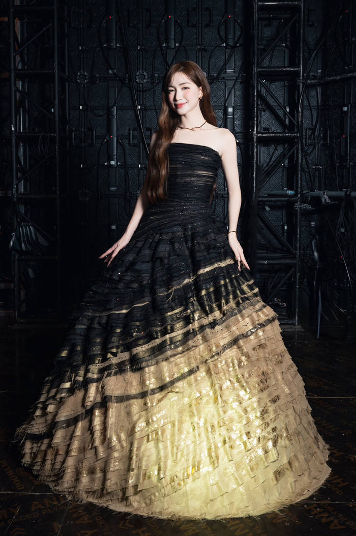 Nữ ca sĩ nhận được lời chúc mừng từ nhiều khán giả.