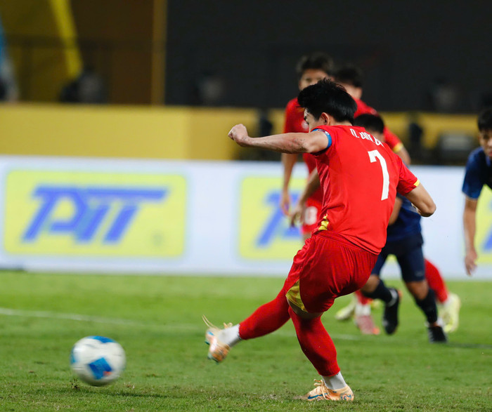 Đình Bắc sút tung lưới U22 Thái Lan. Ảnh: Lê Phong