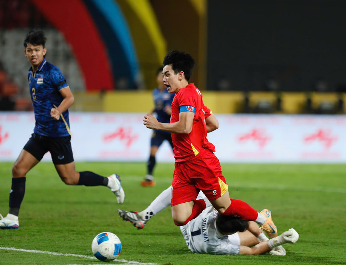 Khoảnh khắc ghi bàn vào lưới Thái Lan của tiền đạo Đình Bắc được AFC và truyền thông châu Á ngợi khen hết lời. Ảnh: Lê Phong